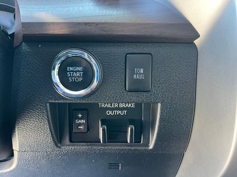 Used 2021 Toyota Tundra Limited w/ Limited Premium Package AWD/4WD image 18