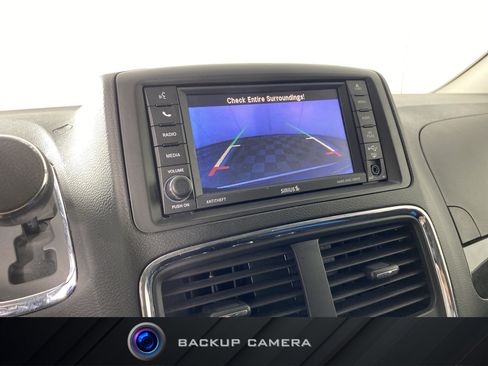 Used 2018 Dodge Grand Caravan SE w/ UConnect Hands-Free Group FWD image 2