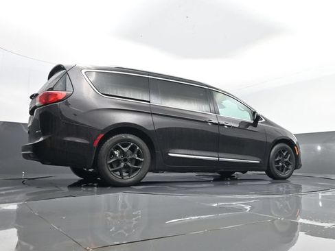 Used 2018 Chrysler Pacifica Limited FWD image 31