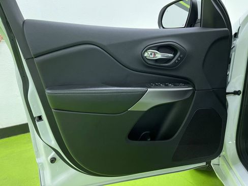 Used 2019 Jeep Cherokee Overland w/ Technology Group image 16