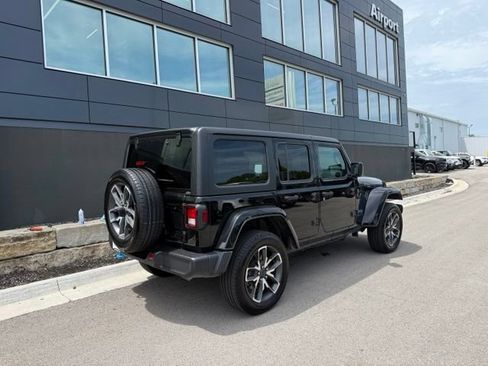 Used 2024 Jeep Wrangler Unlimited w/ Convenience Group AWD/4WD image 3