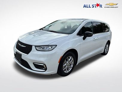 Used 2025 Chrysler Pacifica Select