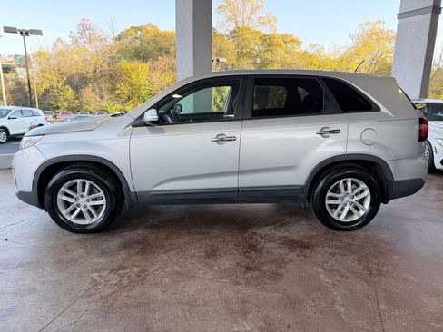 Used 2015 Kia Sorento LX image 4