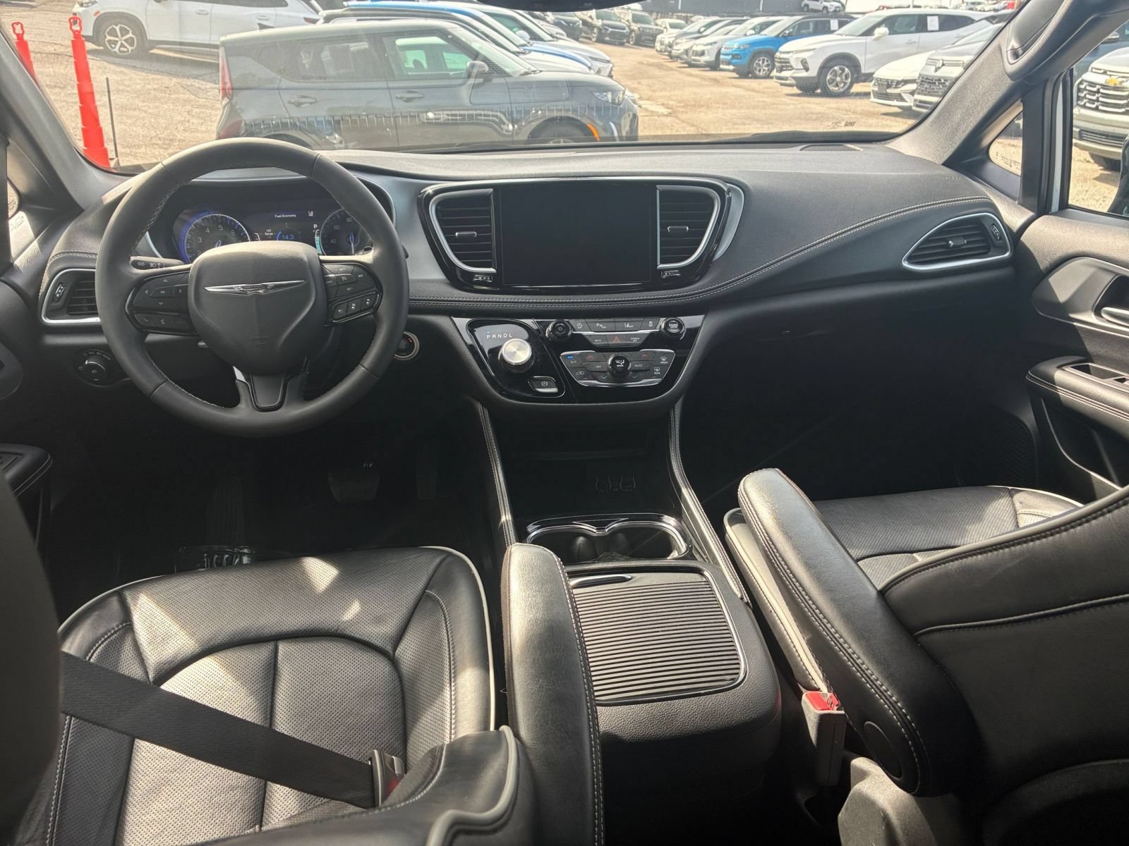 Used 2025 Chrysler Pacifica Limited FWD image 29