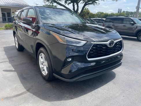 Used 2025 Toyota Highlander LE FWD image 6