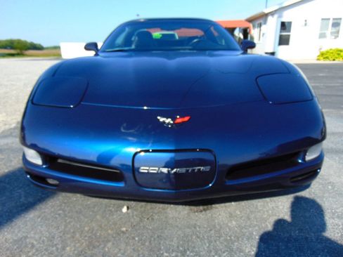 Used 2001 Chevrolet Corvette Coupe w/ Preferred Equipment Group1 RWD image 3