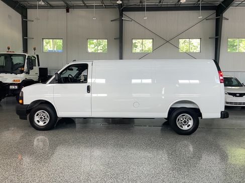 Used 2025 GMC Savana 3500 Extended RWD image 4