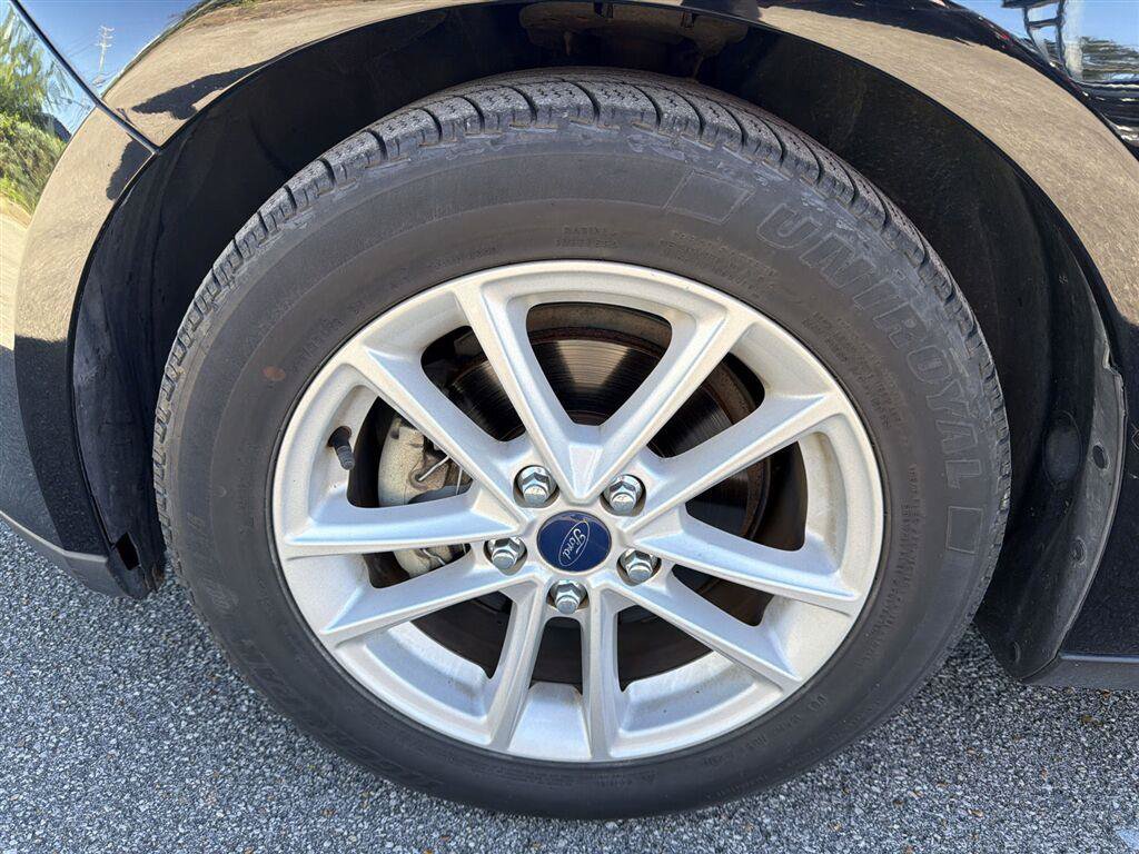Used 2017 Ford Focus SE FWD image 6