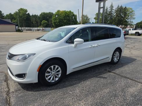 Used 2019 Chrysler Pacifica Touring-L FWD image 3