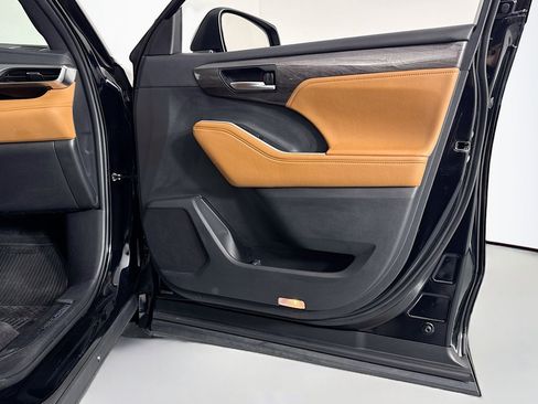 Used 2024 Toyota Highlander Platinum image 24