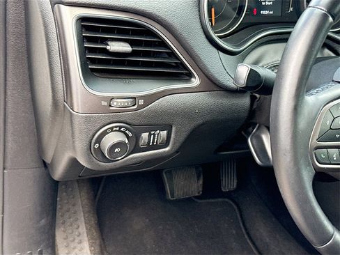 Used 2019 Jeep Cherokee Latitude Plus image 11