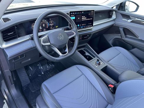 New 2025 Volkswagen Tiguan SE image 10