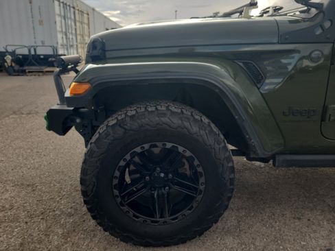 Used 2023 Jeep Gladiator Sport AWD/4WD image 10