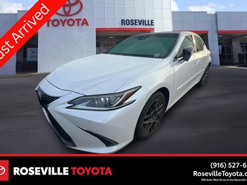 Used 2020 Lexus ES 300h w/ Premium Package image 1