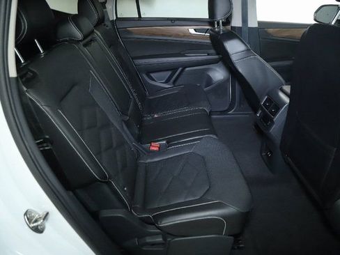 Used 2024 Volkswagen Atlas SE AWD/4WD image 32