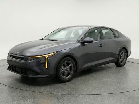 Used 2025 Kia K4 LXS image 3