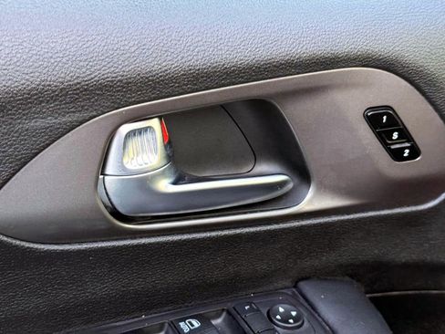 Certified 2025 Chrysler Pacifica Select image 15