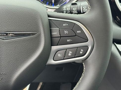 Used 2026 Chrysler Pacifica Select image 26