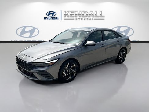 Used 2025 Hyundai Elantra SEL w/ Cargo Package FWD image 3