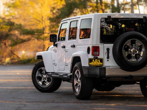Used 2017 Jeep Wrangler Unlimited Sahara w/ Connectivity Group image 33