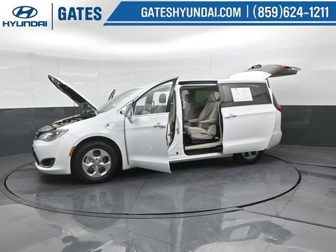 Used 2017 Chrysler Pacifica Touring Plus image 59