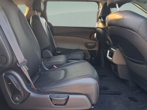 Used 2025 Kia Carnival EX FWD image 27