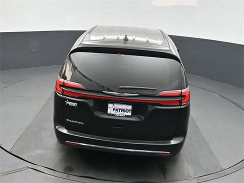 Used 2024 Chrysler Pacifica Touring-L image 31