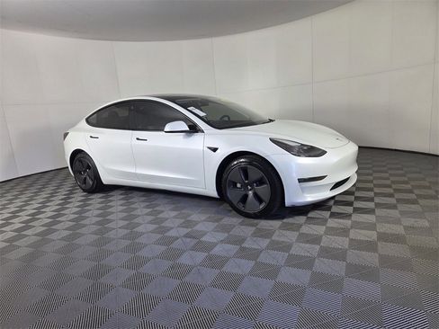 Used 2023 Tesla Model 3 Standard Range image 2