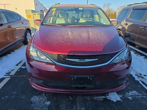 Used 2021 Chrysler Voyager Lxi image 1