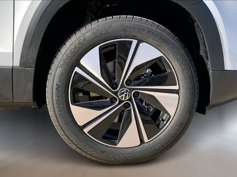 Used 2026 Volkswagen Taos SE AWD/4WD image 13
