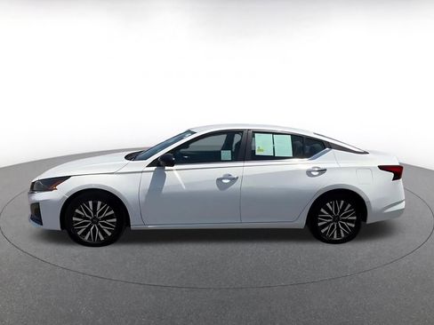 Used 2025 Nissan Altima 2.5 SV FWD image 9