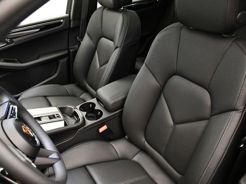 Certified 2025 Porsche Macan image 5