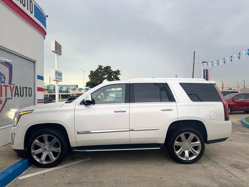 Used 2017 Cadillac Escalade Luxury AWD/4WD image 31