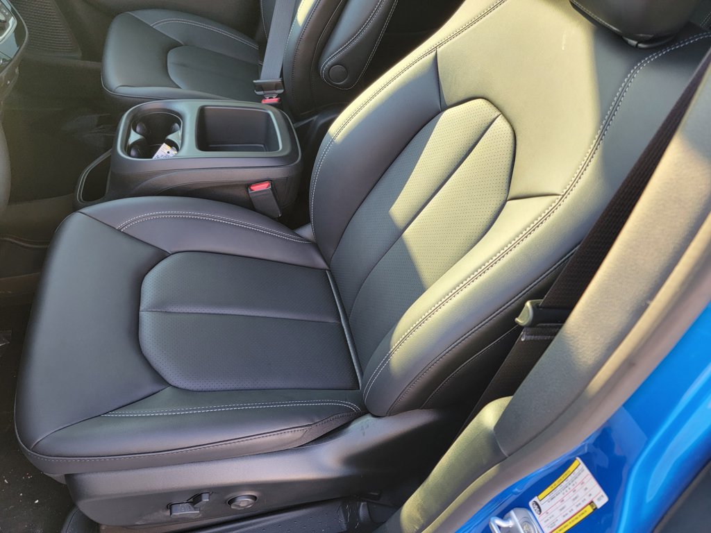 New 2026 Chrysler Pacifica Select FWD image 11