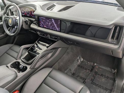 Used 2025 Porsche Cayenne image 25
