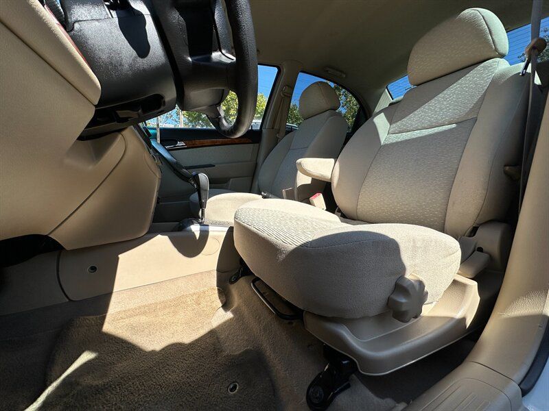 Used 2008 Chevrolet Aveo LT FWD image 12