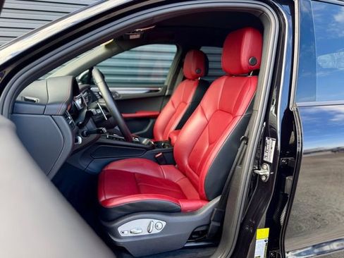 Certified 2025 Porsche Macan image 5