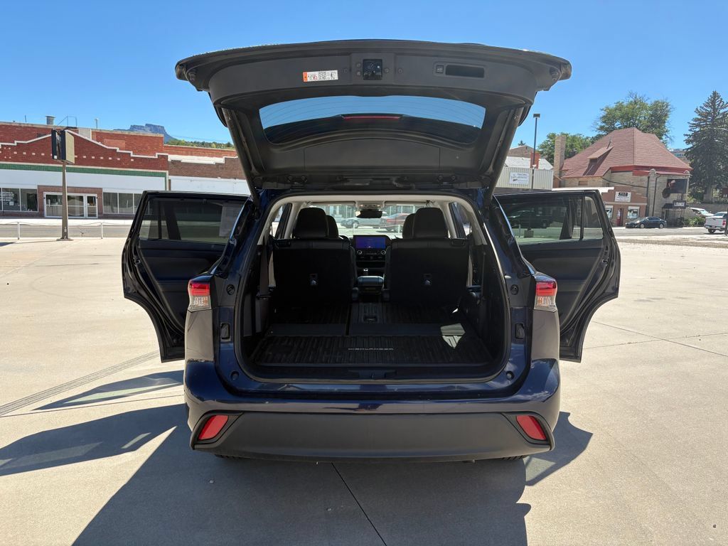 Used 2025 Toyota Highlander XLE AWD/4WD image 15