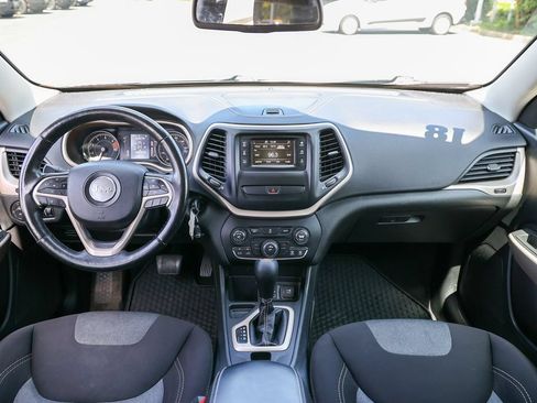 Used 2018 Jeep Cherokee Latitude w/ Altitude Package FWD image 6
