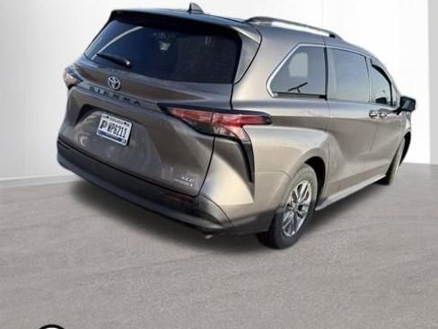 Used 2022 Toyota Sienna XLE w/ XLE Plus Package image 11