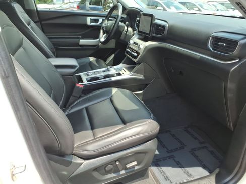 Certified 2022 Ford Explorer XLT w/ Equipment Group 202A AWD/4WD image 31