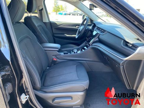 Used 2023 Jeep Grand Cherokee Laredo w/ Luxury Tech Group I AWD/4WD image 14