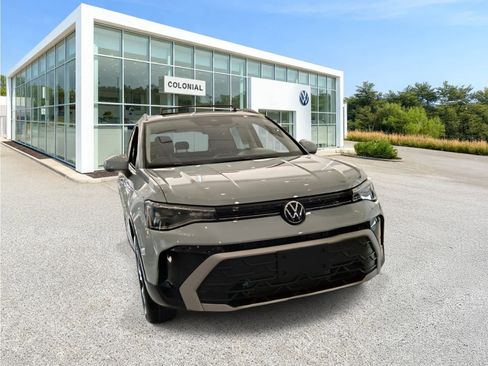 New 2026 Volkswagen Taos SE image 4