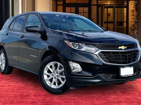 Used 2020 Chevrolet Equinox LS w/ LS Convenience Package FWD image 2