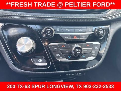 Used 2023 Chrysler Pacifica Touring FWD image 14