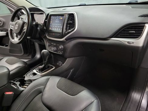 Used 2018 Jeep Cherokee Latitude Plus w/ Comfort/Convenience Group FWD image 32