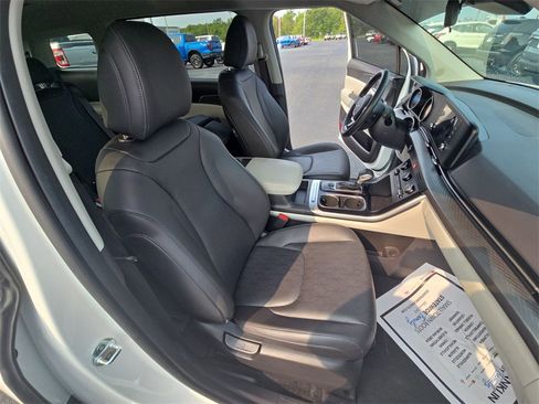 Used 2024 Kia Carnival LX image 30