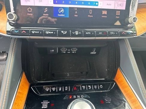 Used 2022 Jeep Grand Wagoneer Series III AWD/4WD image 18