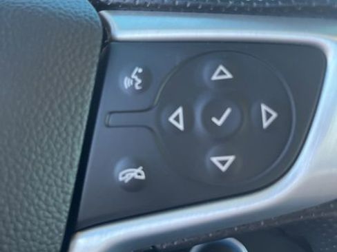 Used 2024 GMC Terrain SLE w/ Driver Convenience Package image 16