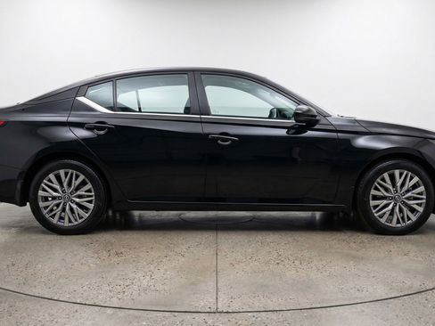 Used 2025 Nissan Altima 2.5 SV FWD image 11